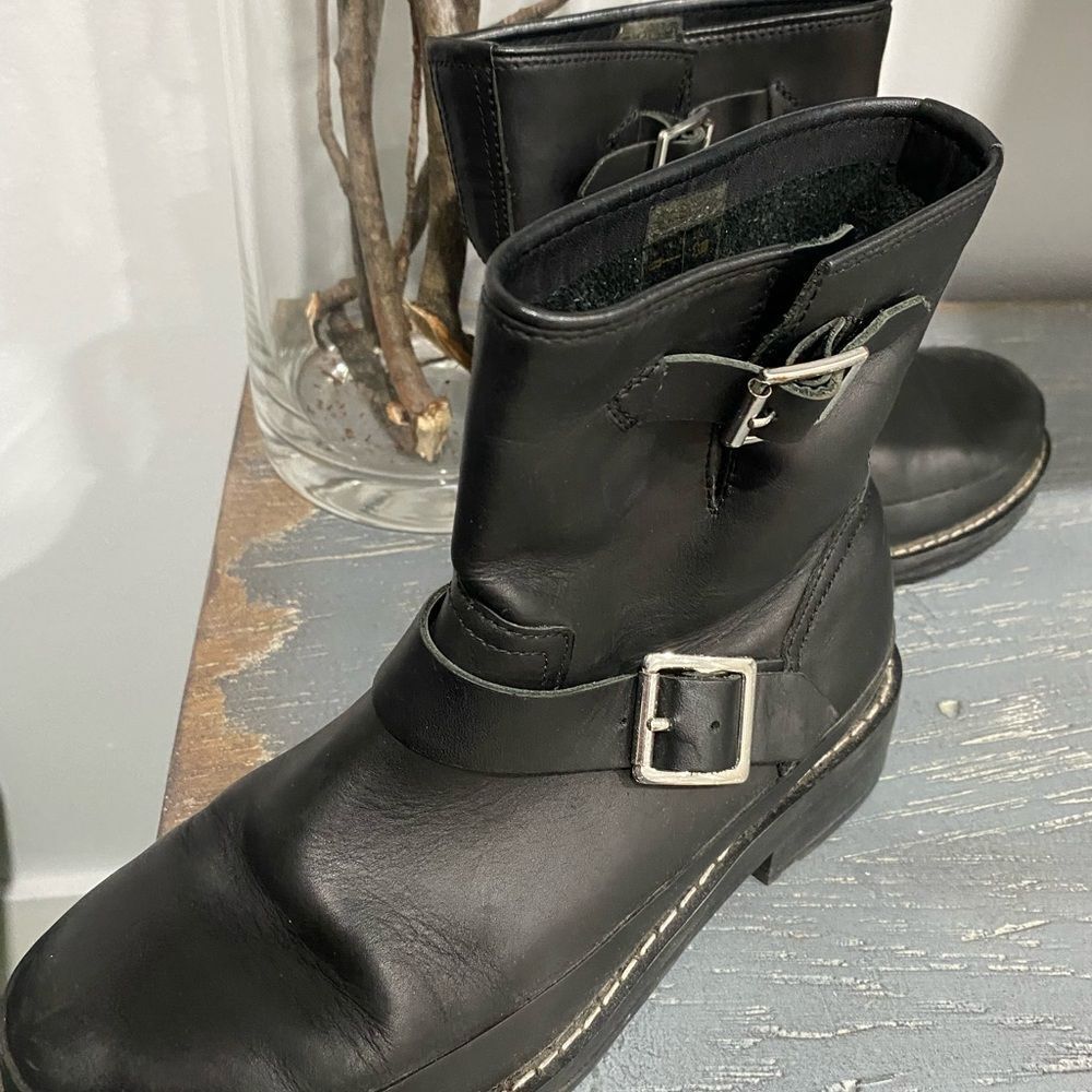 HUNTER Black Leather Buckle Boots